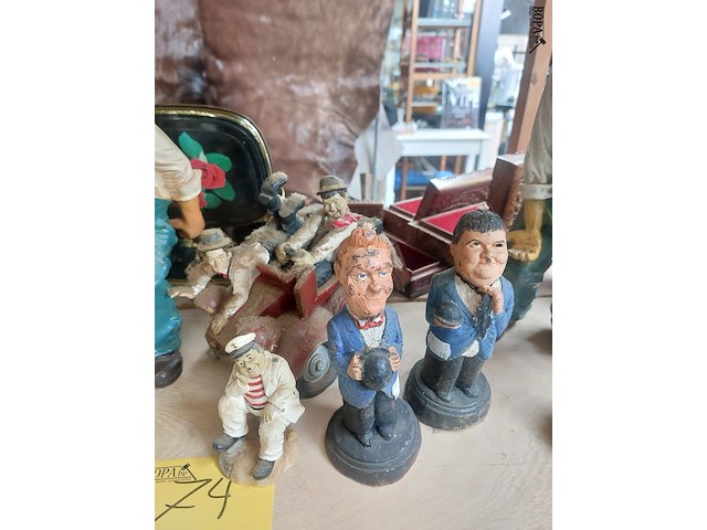 Lot 74 - laurel en hardy beeldjes, ong. 10 stuks - afbeelding 3 van  4