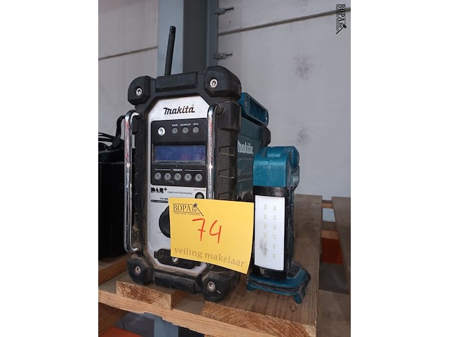 Lot 74 - looplamp en radio makita - afbeelding 1 van  5