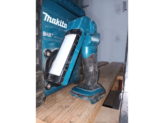 Lot 74 - looplamp en radio makita - afbeelding 2 van  5