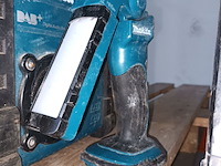 Lot 74 - looplamp en radio makita - afbeelding 2 van  5