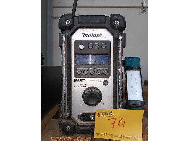 Lot 74 - looplamp en radio makita - afbeelding 3 van  5