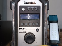 Lot 74 - looplamp en radio makita - afbeelding 3 van  5