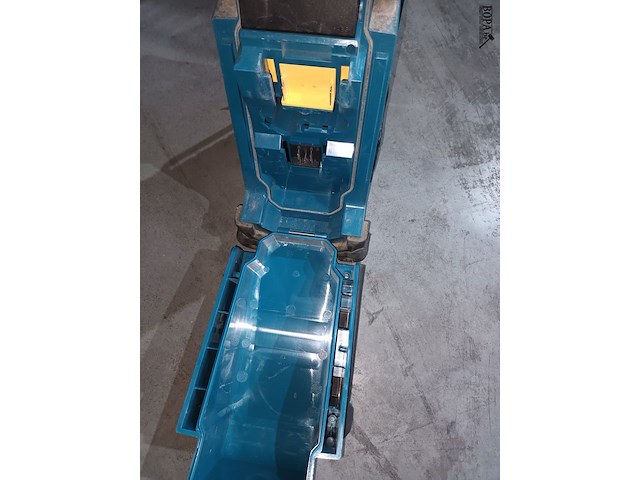 Lot 74 - looplamp en radio makita - afbeelding 5 van  5