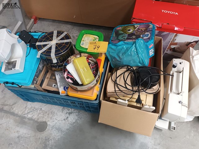 Lot 74 - naaimachine en naaigerei - afbeelding 1 van  7