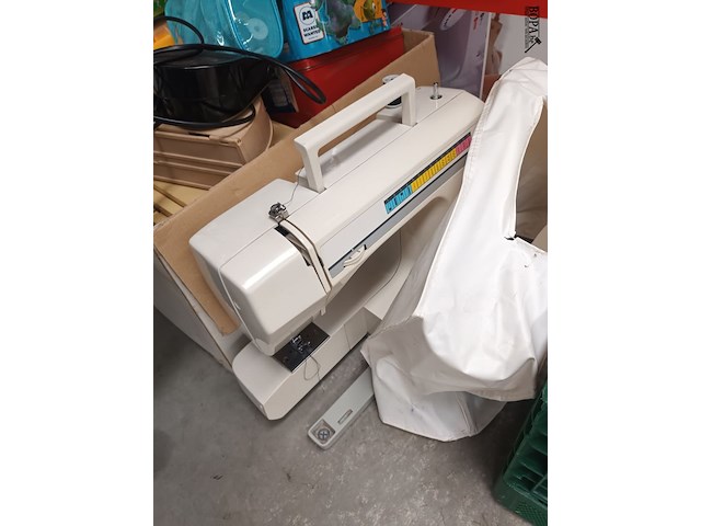 Lot 74 - naaimachine en naaigerei - afbeelding 2 van  7