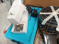 Lot 74 - naaimachine en naaigerei - afbeelding 6 van  7