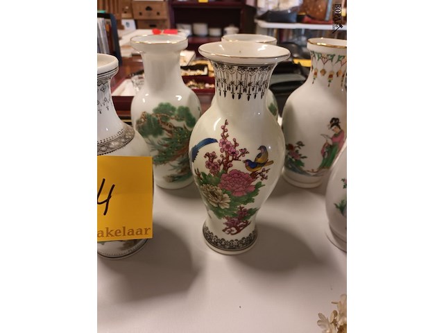 Lot 74 - oosterse vazen. 6 stuks - afbeelding 2 van  7