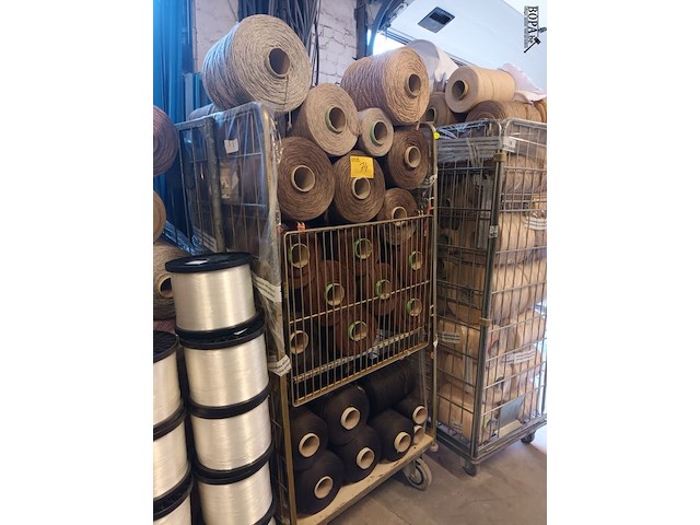 Lot 74 - rolcontainer met bobijnen garen - afbeelding 1 van  3