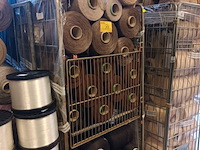 Lot 74 - rolcontainer met bobijnen garen - afbeelding 1 van  3