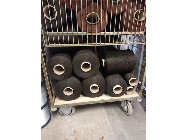 Lot 74 - rolcontainer met bobijnen garen - afbeelding 2 van  3