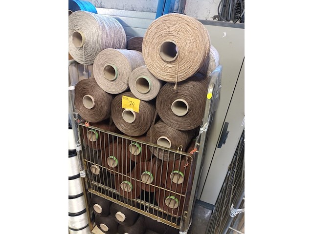 Lot 74 - rolcontainer met bobijnen garen - afbeelding 3 van  3
