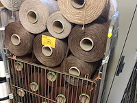 Lot 74 - rolcontainer met bobijnen garen - afbeelding 3 van  3