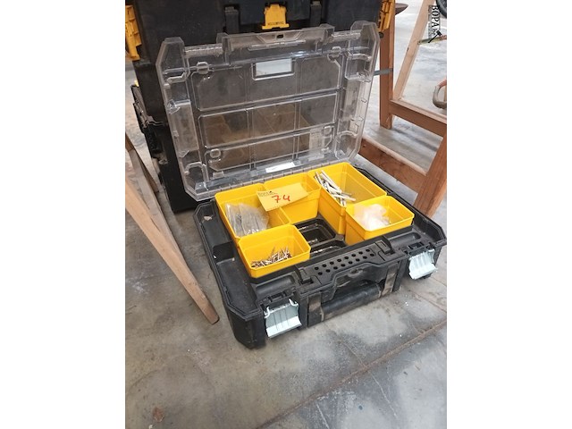 Lot 74 - sorteerkoffer stanley met inhoud - afbeelding 2 van  4