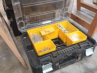 Lot 74 - sorteerkoffer stanley met inhoud - afbeelding 2 van  4