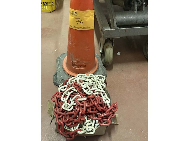 Lot 74 - veiligheidsmateriaal en - signalisatie: 2 kegels pvc verzwaa - afbeelding 1 van  3