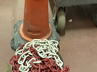 Lot 74 - veiligheidsmateriaal en - signalisatie: 2 kegels pvc verzwaa - afbeelding 1 van  3