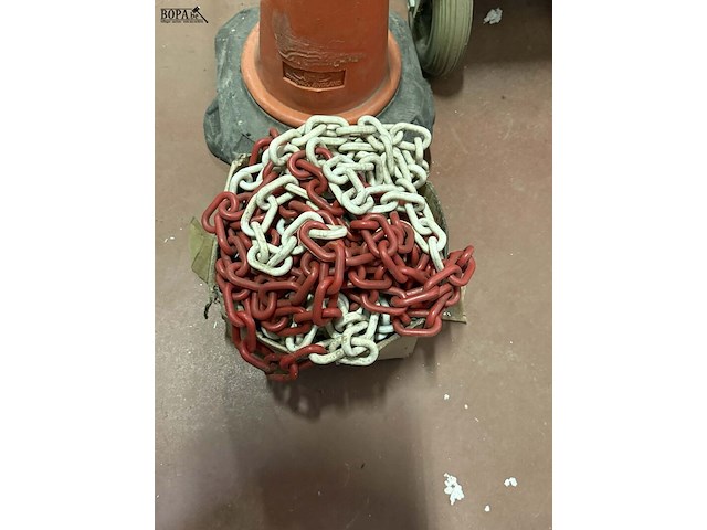 Lot 74 - veiligheidsmateriaal en - signalisatie: 2 kegels pvc verzwaa - afbeelding 2 van  3