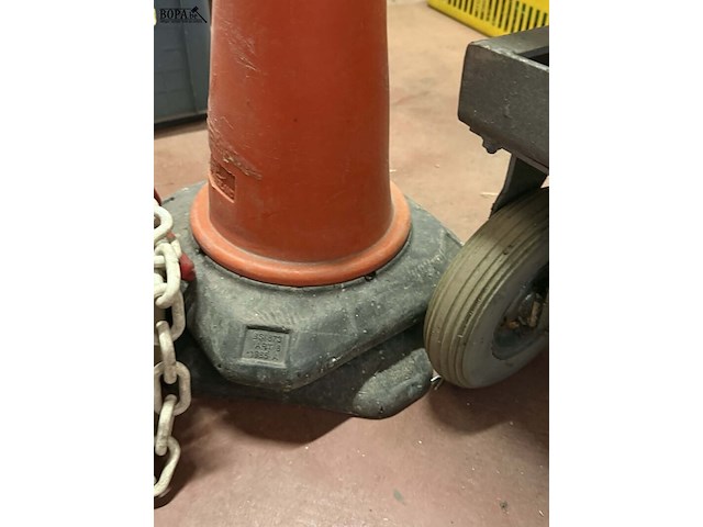 Lot 74 - veiligheidsmateriaal en - signalisatie: 2 kegels pvc verzwaa - afbeelding 3 van  3