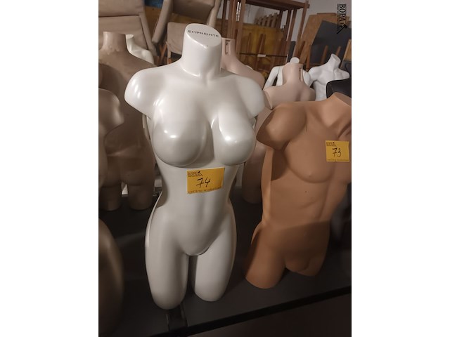 Lot 74 - witte torso vrouw - afbeelding 1 van  3