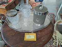 Lot 74 - zilveren dienblad met ijshouders, kristallen glaswerk en paa - afbeelding 1 van  4