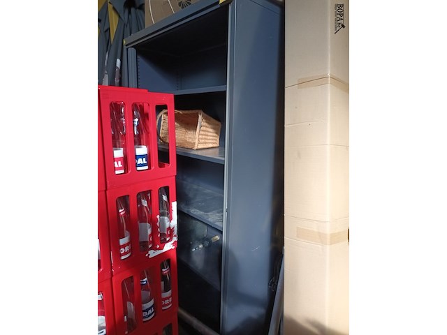 Lot 74 - zwarte roldeurkast - afbeelding 1 van  2