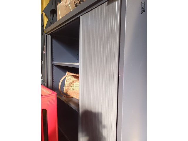 Lot 74 - zwarte roldeurkast - afbeelding 2 van  2