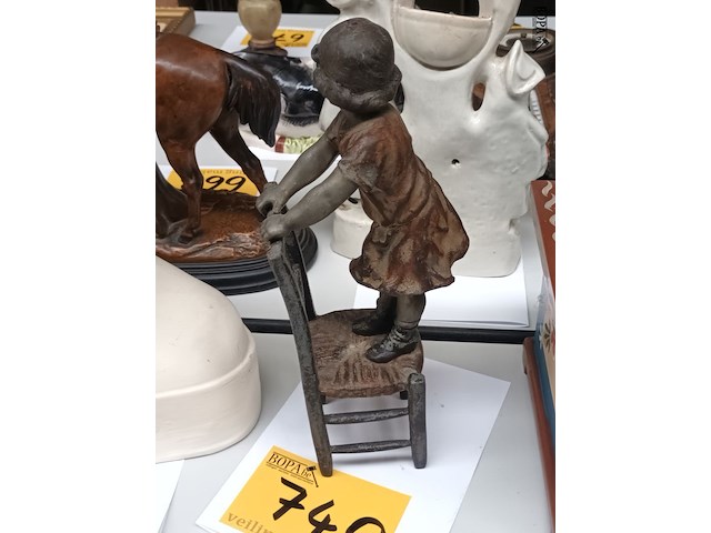 Lot 740 - beeld in kunstbrons meisje op stoel - afbeelding 2 van  3