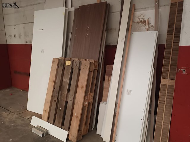 Lot 740 - resten hout en melamine panelen - afbeelding 1 van  3
