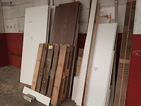 Lot 740 - resten hout en melamine panelen - afbeelding 1 van  3