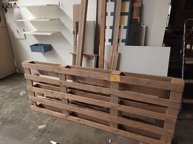 Lot 740 - resten hout en melamine panelen - afbeelding 2 van  3
