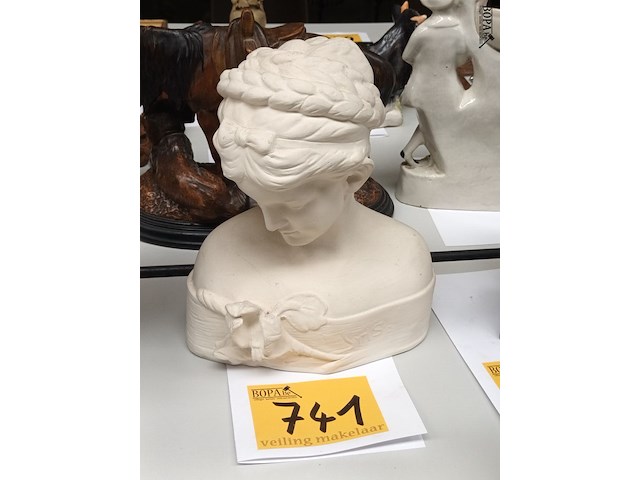 Lot 741 - buste van een dame in gips - afbeelding 1 van  3