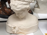 Lot 741 - buste van een dame in gips