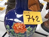 Lot 742 - chinese vaas op sokkel