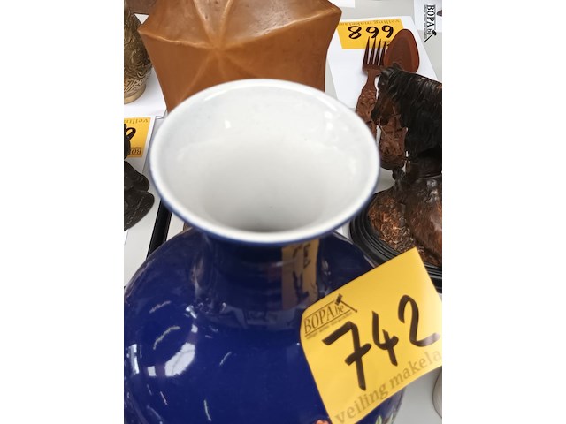 Lot 742 - chinese vaas op sokkel - afbeelding 3 van  4