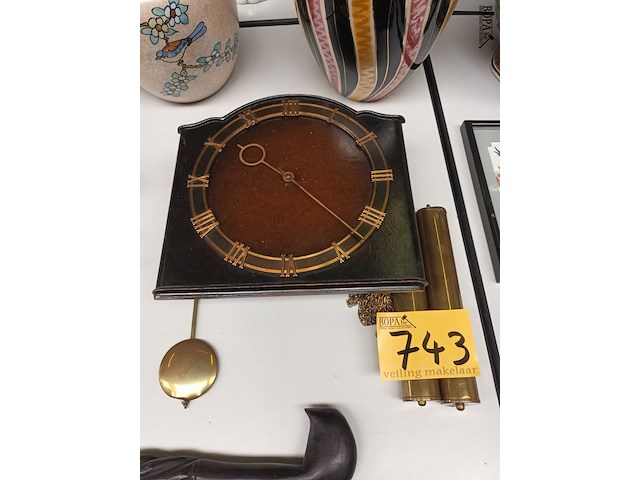Lot 743 - muurklok met 2 gewichten - afbeelding 1 van  4