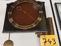 Lot 743 - muurklok met 2 gewichten