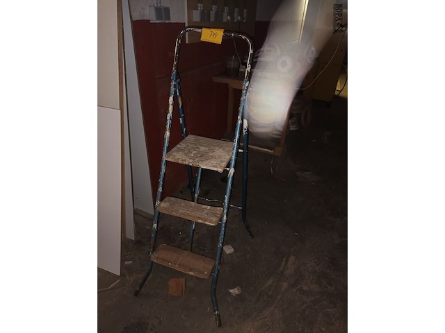 Lot 744 - metalen trapladder - afbeelding 1 van  3