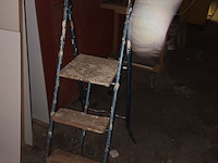 Lot 744 - metalen trapladder - afbeelding 1 van  3