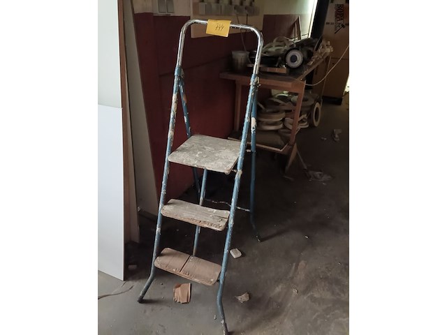 Lot 744 - metalen trapladder - afbeelding 2 van  3