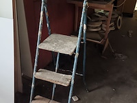 Lot 744 - metalen trapladder - afbeelding 2 van  3