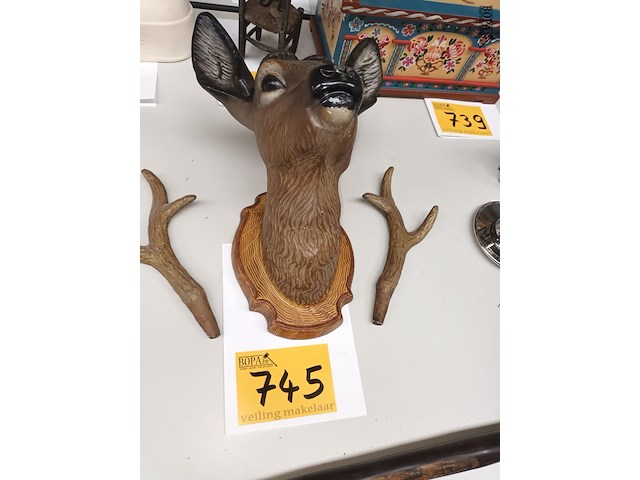 Lot 745 - hertenkopje in beschilderd gips - afbeelding 1 van  3