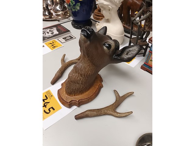 Lot 745 - hertenkopje in beschilderd gips - afbeelding 3 van  3