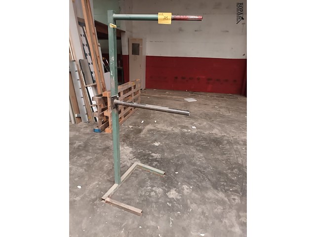 Lot 745 - standaard voor rollen - afbeelding 1 van  2