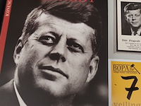 Lot 746 - john f. kennedy items. 3 stuks - afbeelding 3 van  4