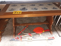 Lot 748 - salontafel met tegels