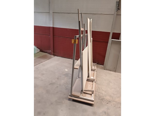 Lot 749 - glasbok met inhoud - afbeelding 1 van  2
