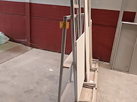 Lot 749 - glasbok met inhoud - afbeelding 1 van  2
