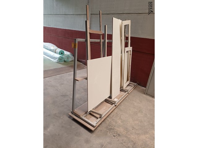 Lot 749 - glasbok met inhoud - afbeelding 2 van  2