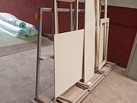 Lot 749 - glasbok met inhoud - afbeelding 2 van  2