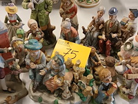 Lot 75 - biscuit beelden. 21 stuks - afbeelding 1 van  4